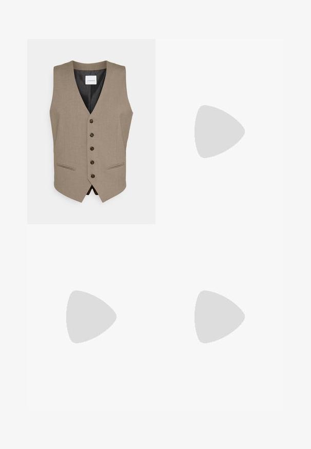 Beige stoffen vest met een V-hals, vijf knopen en twee zijzakken. Soepele textuur met een gevoerde binnenkant.; Beige overhemd met kraag en lange mouwen, knoopsluiting aan de voorkant en een gladde textuur. Heeft een subtiele glans, standaard manchet en geen patronen.; Beige op maat gemaakte broeken met een subtiel ruitpatroon, rechte pijpen, voorzakken en een gladde stofstructuur.; Bruine leren loafers met een platte hak, voorzien van een decoratieve metalen accent aan de voorkant, elegant ontwerp en een gladde textuur.