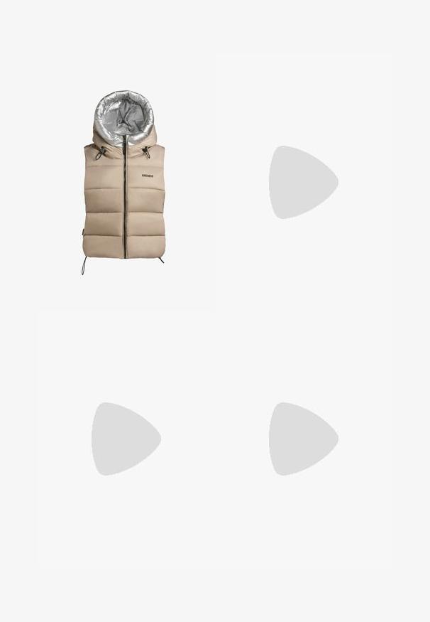 Beige puffer vest med en skinnende sølv hue og sort lynlås. Har vandret syninger og justerbare snore i halsen og kanten.; Lysegrå hættetrøje med lange ærmer og ribbede manchetter, præsenteret fladt på en hvid baggrund.; Grå bukser med vide ben, elastisk talje og syninger foran, med en hvid "def" logo-patch på det midterste taljebånd.; Hvide sportsko med sølvdetaljer, tekstureret stof og glat læder; med en sort gummisål og snørebånd.