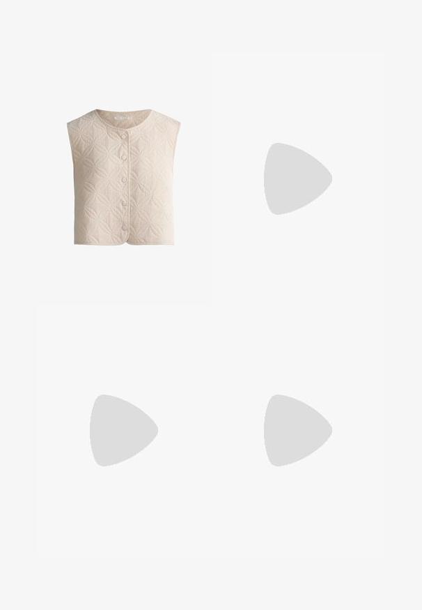 Veste matelassée beige sans manches avec col rond et six boutons-pression devant, présentant un motif géométrique subtil.; Blouse blanche à manches longues, avec un motif floral texturé, un décolleté froncé et des poignets élastiques. Tissu doux et léger.; Jupe plissée en tissu marron à motif en chevrons, dotée d'une taille ajustée et d'une silhouette évasée, offrant une texture et un design structurés.; Mocassins en cuir marron avec un bout surélevé, une sangle décorative et une semelle en caoutchouc noir texturé avec un profil prononcé.