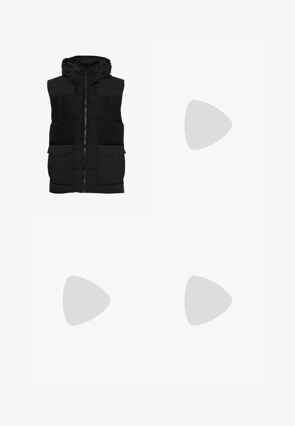 Schwarze gepolsterte Weste mit Kapuze, ausgestattet mit einem Reißverschluss vorne, zwei Brusttaschen und Druckknopf-Akzenten an den vorderen unteren Taschen. Strukturierte Stoffabschnitte.; Schwarzer Hoodie aus weichem Stoff, mit einer Fronttasche, verstellbaren Kordeln und einem kleinen Logo auf der Brust. Klassisches Design.; Schlanke Jeans in dunkelblauem Denim, mit fünf Taschen, Gürtelschlaufen und einem Reißverschluss. Glatte Textur mit minimaler Ausbleichung und Nähdetails.; Schwarzer und grauer Nike Air Max Sneaker mit weißem Swoosh, schwebend über einer Betonfläche vor einem verschwommenen dunklen Hintergrund.