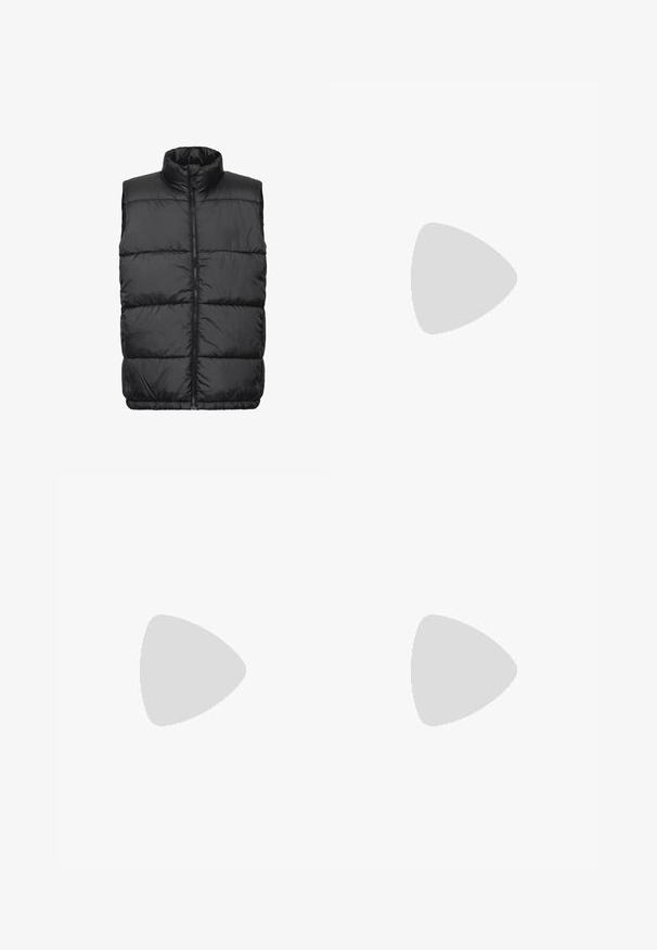 Schwarze gepolsterte Weste mit hohem Kragen, vorderem Reißverschluss und gestepptem Design. Sie verfügt über eine glatte Textur und einen elastischen Saum. Geeignet zum Layering.; Schwarzes Baumwoll-T-Shirt mit kurzen Ärmeln, rundem Ausschnitt und einer Brusttasche. Glatte Textur, keine sichtbaren Muster, minimalistisches Design.; Dunkelblaue Denim-Jeans mit geradem Schnitt, ausgestattet mit einer Vorderseite-Tasche, dezenten Ziernähten und einem Reißverschluss vorne.; Schwarzer Slipper aus Leder mit glatter Oberfläche, runder Zehenpartie und flexibler Gummisohle. Minimalistisches Design ohne Beschläge.