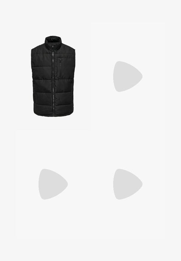 Only & Sons Quilted ONSJAKE Quilted - Weste - black; Schwarzer Strickpullover mit langen Ärmeln, rundem Halsausschnitt und geripptem Saum. Verfügt über ein kleines Logo-Detail unten links.; Dunkelgraue Denim-Jeans mit einem verblassten Finish, fünf Taschen-Design und Knopfverschluss. Leicht taillierte Beinform mit sichtbaren Nähten.; Schwarzer Nike Air Force 1 Sneaker mit Mesh- und Lederdetails, der bei schwacher Beleuchtung über strukturierte Betontreppen schwebt.