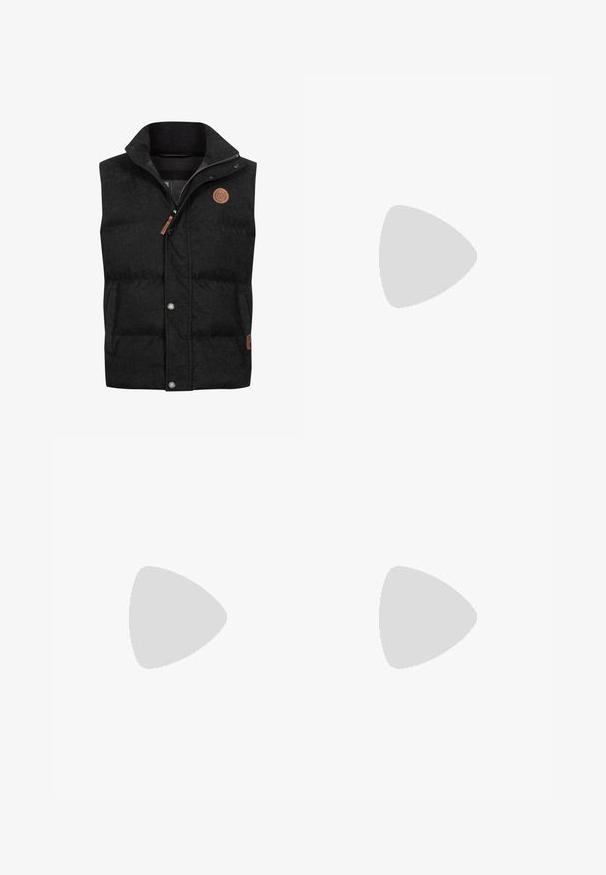 Sort polstret vest med høj krave, lynlås foran og trykknapper. Har et læderlignende logo og sidelommer til opbevaring.; Lilla hættetrøje med frontlomme og "DROPSIZE" logo på venstre bryst, der har ribbede manchetter og kant.; Lyseblå sweatpants fremstillet af en bomuldsblanding, med elastisk talje, sidelommer og et hvidt logo på venstre lår.; Sort læder ankelstøvle med struktureret overflade, snørebånd fortil, trækstrop ved hælen og tykk gummisål mod en lys baggrund.