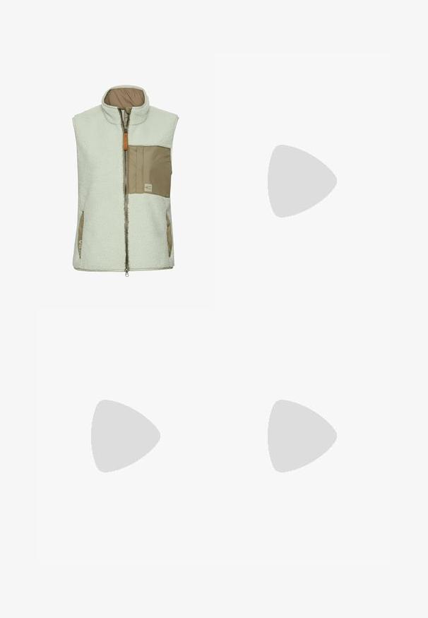 Fleece vest i lysegrøn med høj krave, lynlås foran og lysebrune lommeaccenter. Har en blød tekstur og sidelommer.; Marineblå langærmet sweater lavet af ribbet materiale. Har rund halsudskæring og en lige skæring i sømmen. Blød tekstur.; Olivengrønne cargobukser med høj talje, flere sidelommer, syede detaljer og tilspidsede ben i et robust bomuldsmateriale.; Grønne læder ankelstøvler med en tekstureret brun gummisål, der har en blød hvid foring og fremtrædende branding på siden.