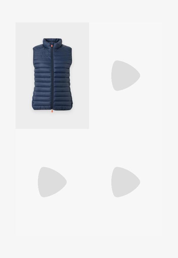 Marineblauwe gewatteerde mouwloze puffer vest met hoge kraag en vooraan een rits, uitgerust met oranje trekknoppen.; Wit T-shirt met korte mouwen, V-hals en een losse pasvorm op een lichte achtergrond.; Skinny jeans in donkerblauwe denim met vervaagde plekken en lichte slijtage. Bevat een klassieke vijf-pocketontwerp en knoopsluiting aan de voorkant.; Witte leren sneaker met een gladde textuur, grijze rubberen zool, zeven vetergaatjes en een zilveren accent op de hiel. Logo weergegeven aan de zijkant.