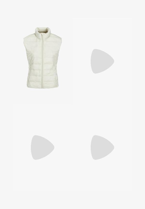 Hvid ærmeløs dunvest med høj krave og frontlynlås, med vandrette quiltede syninger.; Cremefarvet strikket sweater med høj hals, lange ærmer og en afslappet, boxy pasform. Stoffet ser tekstureret og blødt ud.; Bredde-beige bukser lavet af bomuld med knaplukning, udstyret med sidelommer og et rent, minimalistisk design.; Brune ruskinds sneaker med gule detaljer, der har tre laterale striber, en tyk platformssål og en guldslogo detalje.