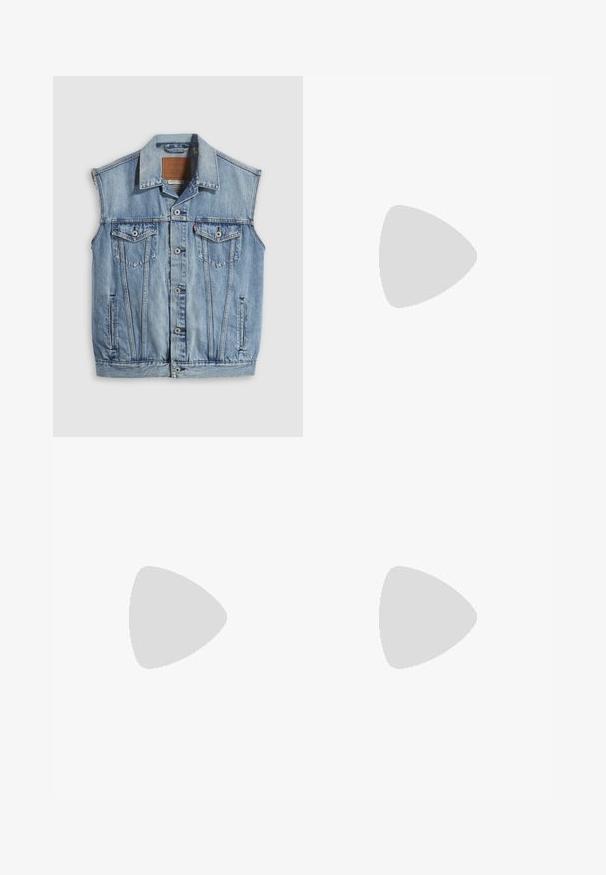 Chaleco vaquero en azul claro con cuello puntiagudo, cierre frontal con botones, dos bolsillos en el pecho y bolsillos laterales; cuenta con una etiqueta de cuero con la marca.; Camisa de mezclilla de manga corta y color azul claro, con dos bolsillos en el pecho con costuras verticales y un cuello clásico.; Shorts de mezclilla en azul medio con un acabado ligeramente desgastado. Presentan dobladillos doblados, diseño de cinco bolsillos y cierre de botón de metal.; Zapatilla blanca con acentos en negro y gris, que presenta una puntera texturizada en gris, suela de goma negra y cordones planos blancos. Diseño limpio, estilo minimalista.