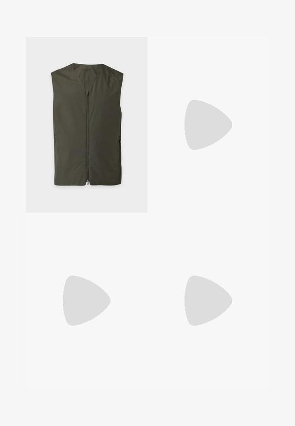 Veste sans manches vert foncé avec une fermeture éclair frontale et deux fermetures éclair latérales, posée à plat sur un fond clair.; Polo tricoté noir à manches courtes avec rayures verticales texturées, ouverture en V et col plat sur un fond gris clair.; Shorts en lin beige mi-genoux avec passants pour ceinture, poches latérales et fermeture éclair à l'avant, présentés sur un fond blanc.; Baskets en cuir verni noir avec un bout arrondi, un laçage, une semelle en caoutchouc texturé et une finition lisse.