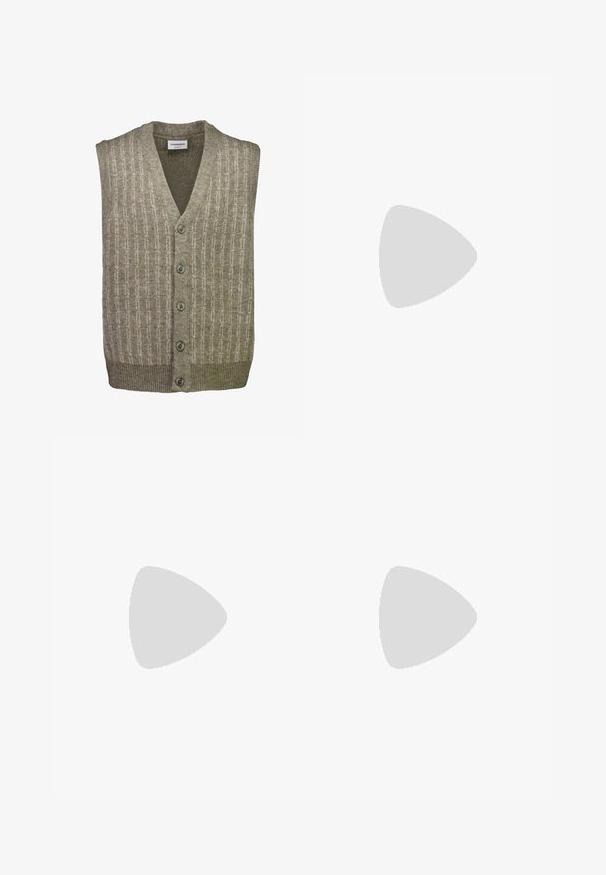 Geknoopte wollen mouwloze vest met V-hals, subtiel verticaal patroon, in beige en lichtbruine tinten.; Beige-wit verticaal gestreept overhemd met lange mouwen, kraag en borstzak, plat neergelegd zonder persoon.; Olijfgroene broek met verticale krijtstrepen, voorzien van een op maat gemaakte taille, plooien en een rechte pijp. Gladde textuur.; Bruine leren dress shoe met een wingtip ontwerp, geperforeerde details en een lage gestapelde hak. Vetersluiting en een gladde textuur.