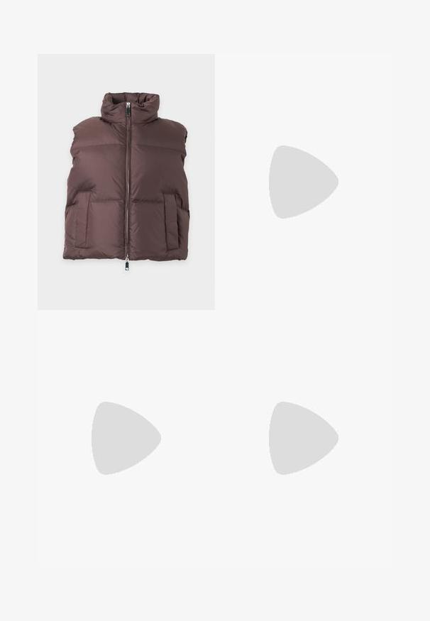 Veste sans manches matelassée marron avec un col haut et une fermeture éclair complète sur un fond clair.; Pull à col roulé côtelé beige avec manches longues et trois boutons décoratifs sur l'épaule gauche.; Pantalons plissés gris clair en tissu texturé, présentant une coupe droite et une taille plate sans fermetures visibles.; Baskets avec un dessus en toile crème, des accents en daim marron, un grand logo stylisé et une semelle en caoutchouc beige avec une texture antidérapante.