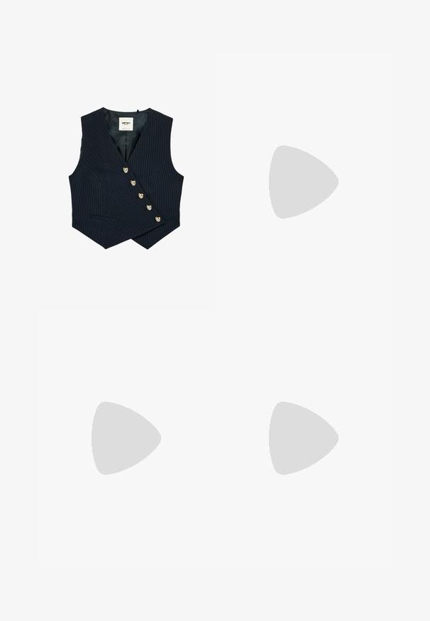 Chaleco azul marino con rayas a la aguja, frente asimétrico, botones decorativos dorados y un bolsillo de ojal, diseñado para vestir de negocios formal.; Camisa de manga larga azul marino oscuro con cuello clásico, cierre de botones en la parte delantera y un corte relajado. Presenta una sutil textura y un dobladillo redondeado.; Pantalones de pierna ancha azul marino con pliegue frontal, talle alto y cierre de cremallera lateral, extendidos sobre fondo blanco.; Zapato marrón de cuero tipo mocasín sin cordones, con lazos decorativos, ojales dorados y suela de goma texturizada.