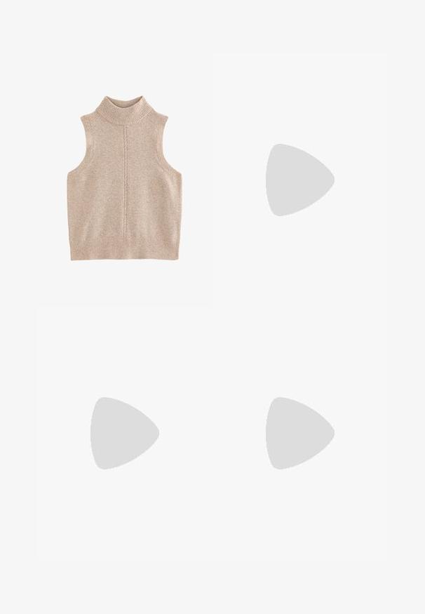 Gilet sans manches en maille beige avec un col roulé côtelé et un ourlet côtelé, avec un motif central vertical en tricot.; Chemise à manches longues de couleur crème, boutonnée, avec col et poche poitrine, étalée à plat sur un fond blanc.; Pantalons larges en tissu léger de couleur marron uni, avec plis avant et une taille ajustée.; Mocassin en daim marron clair avec un petit talon noir et une large lanière sur le dessus, présenté de profil sur fond blanc.