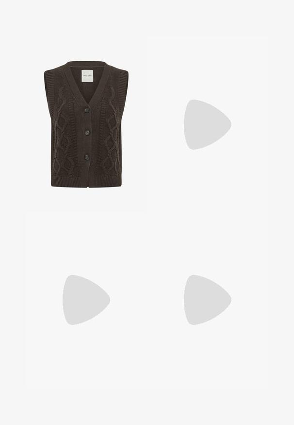 Chaleco sin mangas de punto en marrón oscuro con diseño de cable, cuello en V y tres botones negros en la parte delantera.; Jersey beige de canalé con cuello alto y mangas largas, con un pequeño parche con logo cerca del bajo, sobre fondo blanco.; Pantalones de pana marrón de pierna ancha con pliegues, que presentan una textura suave y una cintura de altura media. Los acabados del dobladillo son limpios y rectos.; Zapato de vestir de cuero marrón con detalles de brogue, cierre con cordones, puntera redondeada y un tacón bajo apilado. Acabado pulido y perforaciones intrincadas.