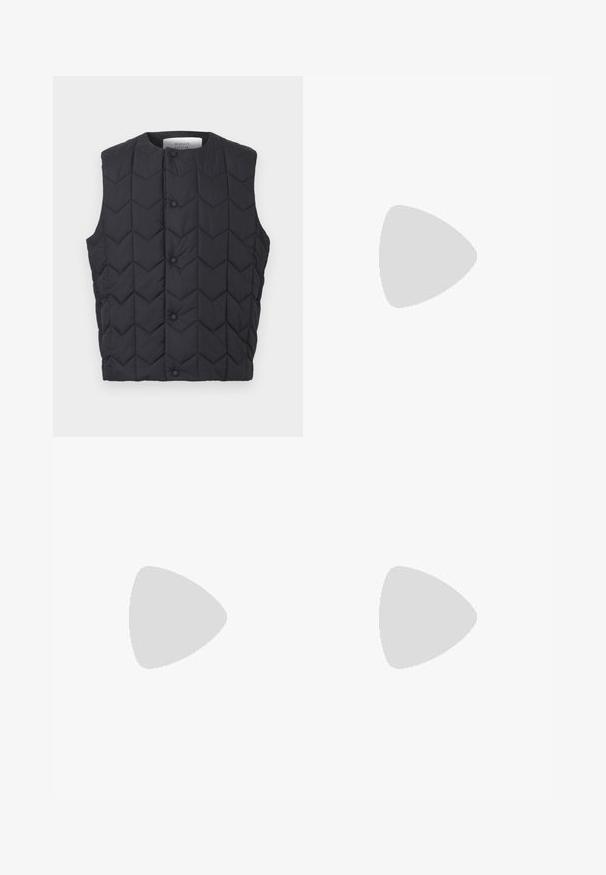 Veste sans manches matelassée noire avec fermeture à boutons-pression et motif de piqûres en chevron, étiquette Maison Kitsuné à l'intérieur du col.; Chemise marron à manches longues avec col rond, coupe ajustée, présentée à plat sur un fond blanc.; Pantalon marron à coupe droite avec taille élastique et cordons noirs, présenté sur un fond clair uni.; Basket basse en cuir gris foncé avec lacets et semelle noirs, design minimaliste, profil latéral sur un fond clair uni.