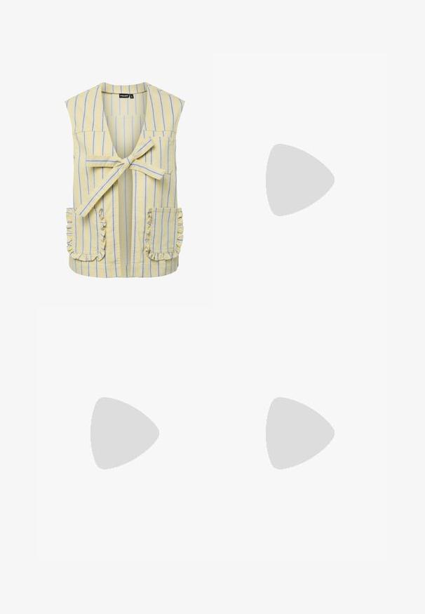 Gilet jaune sans manches avec des rayures verticales bleues, un lien à nouer à l'avant, une poche poitrine et deux poches latérales à volants.; T-shirt blanc à manches courtes avec une petite broderie dispersée de fleurs bleues et de tiges vertes, col rond, fond uni.; Jean en denim bleu foncé à jambes larges avec bouton et poches à l'avant, présenté à plat sur fond blanc.; Jambes portant des leggings côtelés foncés associés à des ballerines noires avec de petits détails en nœud sur fond blanc.