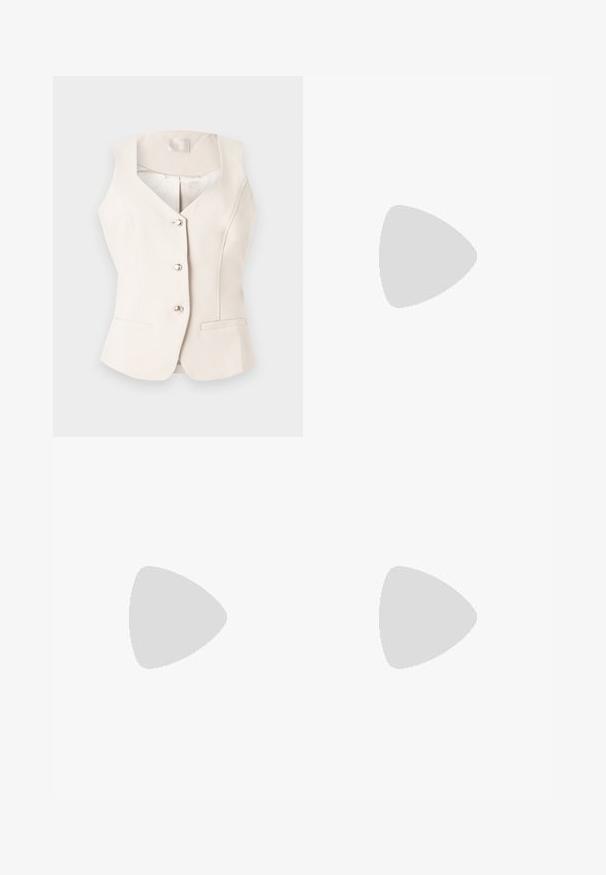Gilet tailleur sans manches de couleur crème avec col en V, trois boutons argentés et deux poches passepoilées à l'avant, sur fond clair.; Pull court en tricot blanc avec manches longues et col en V, présenté sur un fond neutre.; Pantalon droit de couleur crème avec une ceinture élastique, sans poches visibles ni ornements.; Chaussure slingback en cuir noir à bout pointu avec un talon bloc haut et une doublure intérieure beige sur un fond clair uni.
