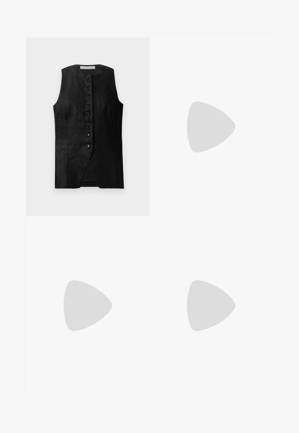 Zwarte mouwloze vest met een rechte snit, voorzien van een knoopsluiting en een subtiele textuur. De stof lijkt lichtgewicht en glad.; Bordeauxrode blouse met lange mouwen en witte strepen, knoopsluiting aan de voorkant, geplooide elastische taille en kraag.; Zwarte wijde broek van linnen met een gladde textuur, voorzien van een hoge taille, voorplooien en zonder zichtbare hardware of accenten.; Zwarte sandaal met hoge hak, smalle enkelband, vierkante neus, soepel leermateriaal en metalen gespsluiting.