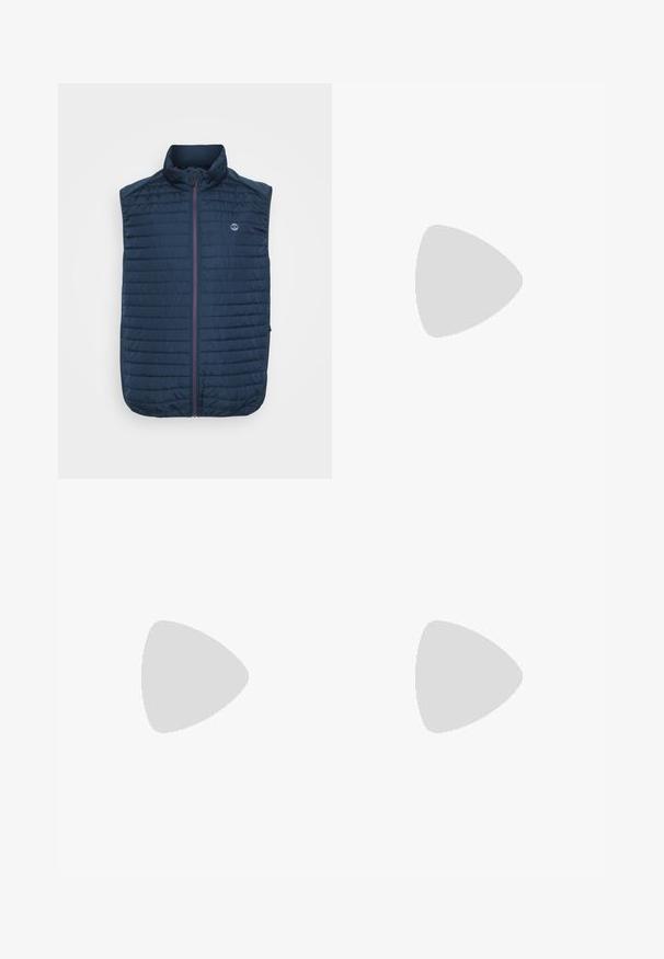 Tumesinine ilma varrukateta vest, millel on horisontaalne tikanditextuur, kõrge kaelus, esikinnitus ja küljetaskud. Rinnal on logo.; Hele sinine kampsun, mis on valmistatud kootud kangast, ümarate kraede ja soonikkoes varrukate ning alläärtega. Lihtne disain pehme tekstuuriga.; Tumedat sinised teksapüksid otsepholaga disainiga, millel on nähtavad kontrastse kollase õmblusega viie taskuga ja esine nupuga sulgemine.; Must värvi nahast king, millel on sile viimistlus, ümar varvas, kuue silmaauguga paeltega disain ja lamedad kummitaldad.