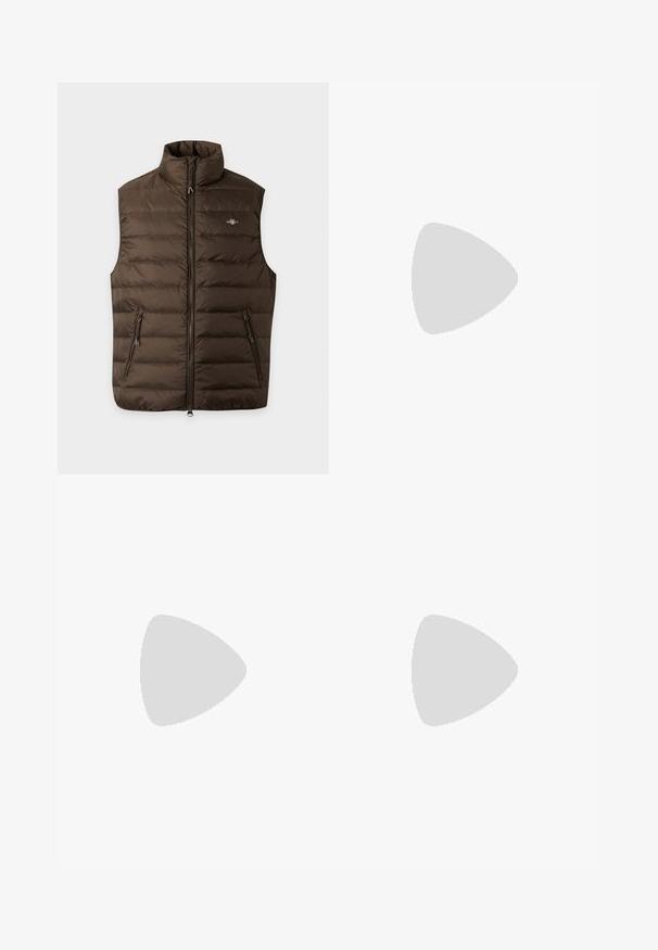 Veste matelassée marron sans manches avec col montant, fermeture éclair intégrale devant, deux poches latérales zippées et petit logo poitrine sur fond uni.; Pull-over à manches longues couleur crème avec une fermeture éclair quart, un col, des poignets côtelés et un petit logo brodé sur le côté gauche de la poitrine.; Jean droit bleu foncé avec poches avant, passants de ceinture, fermeture par bouton et fermeture éclair, présenté sur un fond uni.; Sneaker en dentelle blanche flottant au-dessus d'un banc en bois avec un feuillage vert en arrière-plan, mettant en valeur le design et la texture de la chaussure.