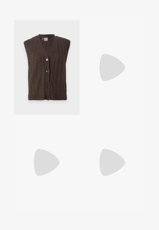 Gilet sans manches marron foncé en tricot avec côtes verticales et quatre boutons devant, avec un col en V et une petite étiquette de marque à l’intérieur du col.; Soulland DAMON SHIRT - Chemisier - white; Pantalon beige à jambes larges avec passants de ceinture, pli avant, et détails discrets sur les coutures latérales, présenté de face sur un fond uni.; Chaussure plate en cuir noir pour femme, avec bout pointu et petit talon, vue de côté sur un fond gris clair uni.