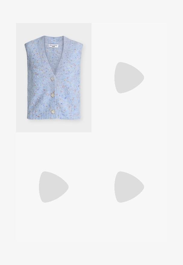 Veste tricotée bleu clair avec un col en V, quatre boutons et un tissu texturé présentant des motifs multicolores dispersés.; Chemise blanche à manches longues avec boutons, col pointu, ourlet droit et silhouette ajustée, présentée sur un fond clair uni.; Jupe plissée grise à fines rayures avec double ceinture et détails de boucles argentées, présentant des accents anneaux en D à la taille.; Ballerine en cuir verni marron avec un bout carré et une lanière ornée d'une petite boucle dorée. Texture lisse, talon bas et design minimaliste.