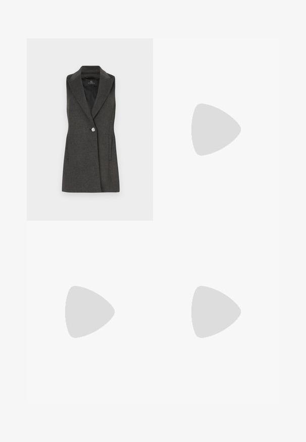 Blazer sans manches gris charbon avec un col cranté, fermeture à un bouton argenté unique et poches latérales. Tissu texturé avec une coupe ajustée.; Blouse blanche à manches longues en tissu léger avec col haut et un grand nœud au niveau du cou, dotée d'une fermeture à boutons sur le devant.; Pantalons gris ajustés avec une jambe droite, tissu texturé, taille moyenne et deux poches avant. Pas de fermetures ni de motifs visibles.; Escarpin slingback noir à bout pointu, petit talon évasé et bride à boucle dorée, présenté sur un fond clair uni.