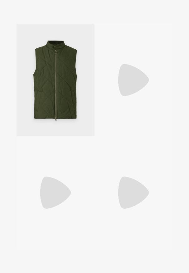 Olijfgroene doorgestikte bodywarmer met een hoge kraag, een rits aan de voorkant en zijzakken. De stof heeft een gestructureerde afwerking met een diamantpatroon.; Olijfgroen jack gemaakt van zware katoen, met een puntige kraag, knopen aan de voorkant en twee grote opgestikte zakken. Inclusief een klein logo-opdruk.; Olijfgroene wijde broek van duurzaam materiaal, met een knoopsluiting, zijzakken en een rechte zoom.; Bruine leren wandelschoen met een gladde afwerking, gevoerde enkel, metalen oogjes en een rubberen zool met een robuust profiel.
