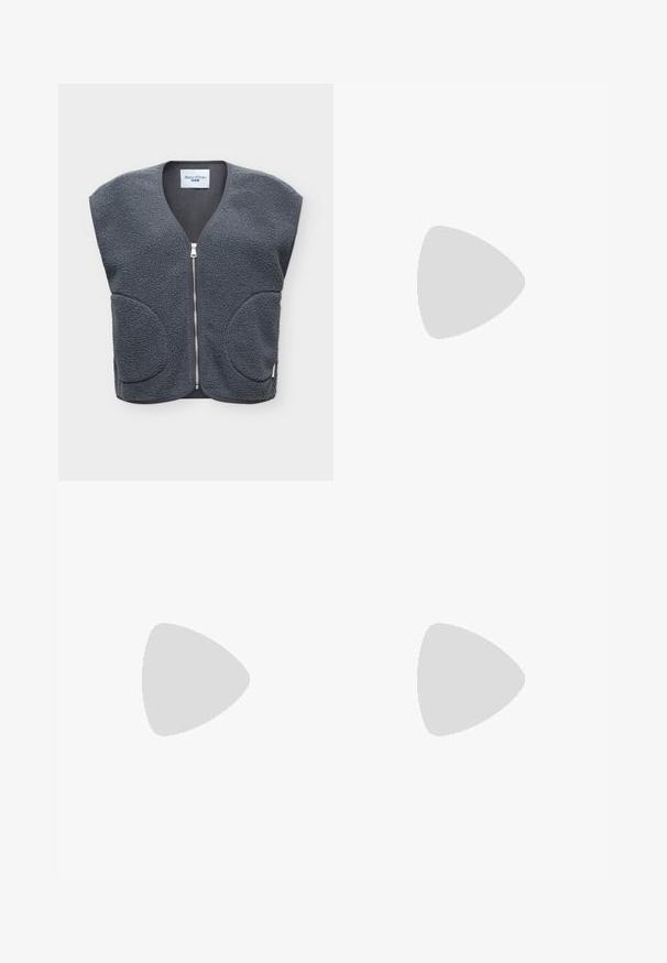 Veste polaire sans manches gris foncé avec zipper devant et deux poches arrondies, étiquetée Marc O'Polo Denim.; Haut noir à manches courtes avec larges panneaux de tissu drapés et flottants sur les côtés, encolure ronde et ourlet droit.; Pantalons cargo noirs en tissu léger, avec une coupe large, une taille élastique et plusieurs poches latérales. Simples et fonctionnels.; Bottes noires de cheville avec une tige texturée, semelle épaisse, lacets à l'avant et sangle ajustable avec détail de logo. Semelle extérieure en caoutchouc avec un profil prononcé.