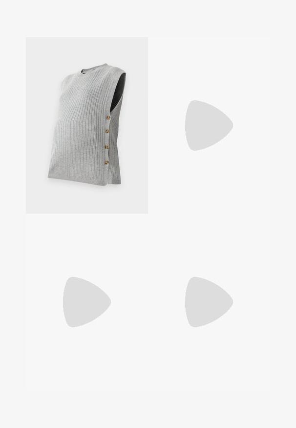 Blusa de maternidad gris con canalé, cuello redondo y cierre de botones laterales, que presenta cuatro botones dorados a lo largo de la costura izquierda.; Camisa polo de maternidad de manga larga en rayas azul marino y blanca, con textura acanalada, cuello y escote en V, diseñada para una silueta ajustada.; Vaqueros premamá azules con un panel elástico gris en la barriga, diseñado para ajustarse sobre la barriga de embarazo para mayor comodidad y soporte.; Zapatillas de cuero blancas con rayas negras, suela de goma, puntera redonda, cierre de cordones y caperuza de ante gris suave.