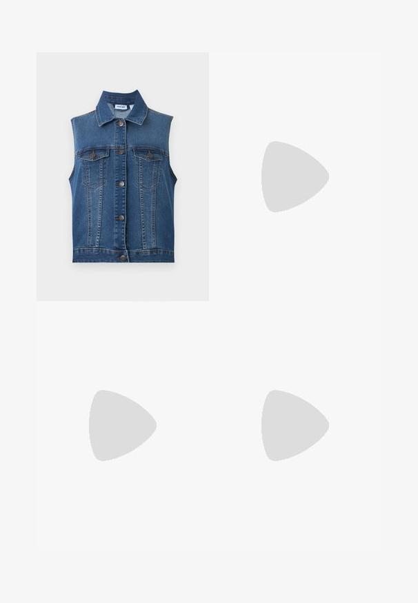 Gilet en jean bleu sans manches avec des boutons métalliques et deux poches poitrine boutonnées, avec un col classique et des détails de coutures verticales.; Chemise en denim bleu à manches longues avec col pointu, fermeture boutonnée sur le devant et deux poches poitrine à rabat avec boutons.; Short en denim bleu foncé avec ourlets pliés, fermeture à boutons et zip à l'avant, et poches avant sur fond uni.; Jambes portant des leggings côtelés foncés associés à des ballerines noires avec de petits détails en nœud sur fond blanc.