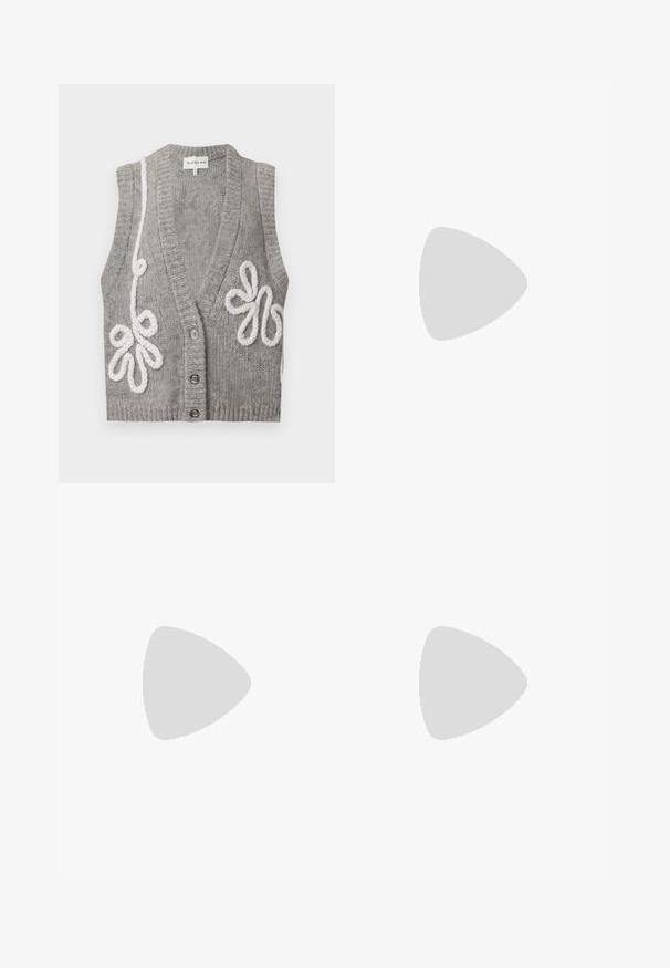Cardigan sans manches gris tricoté avec un col en V profond, trois boutons et une broderie florale blanche en boucles sur les côtés avant.; Chemise blanche en coton à manches longues avec un col pointu, fermeture à boutons sur le devant et ourlet arrondi. Texture lisse, coupe régulière et sans motifs.; Pantalon taille haute à jambes larges en tissu bleu marine recouvert de sequins argentés denses créant un effet scintillant.; Chaussure plate Mary Jane en cuir noir à bout pointu avec une fine bride munie d'une petite boucle dorée, présentée de côté sur un fond uni.