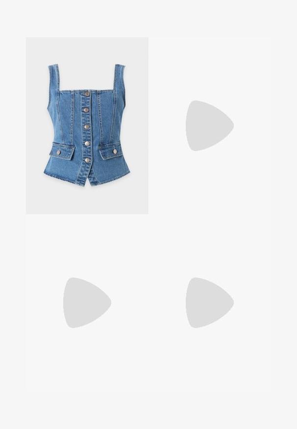 Veste en jean bleu sans manches avec des boutons à l'avant et deux poches à rabat sur un fond blanc uni.; Veste en denim bleu courte avec manches longues bouffantes, fermeture à boutons sur le devant et col classique.; Jean large bleu foncé avec une conception classique à cinq poches, doté d'une fermeture à bouton et de légères décolorations. Fabriqué en tissu denim.; Jambes portant des leggings côtelés foncés associés à des ballerines noires avec de petits détails en nœud sur fond blanc.