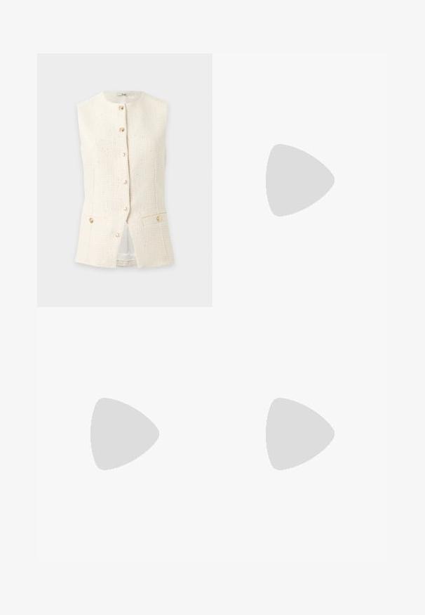 Gilet crème texturé sans manches avec encolure ronde, boutons dorés à l'avant et deux poches boutonnées à la taille.; T-shirt blanc court avec manches courtes et un petit "P" jaune brodé sur le côté gauche de la poitrine.; Pantalon large bleu marine avec fermeture bouton et zip, passants de ceinture et plis sur l'avant, sur un fond uni.; Chaussure slingback en cuir verni noir à bout pointu avec bride en T et petit talon bloc incliné sur fond blanc.