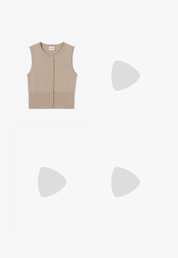 Cárdigan de punto sin mangas en color beige con cuello redondo, que presenta cierres de botones en tono dorado en la parte frontal y una textura de ribete en el dobladillo.; Vestido beige de cuadros con manga larga, cuello blanco puntiagudo, cierre frontal con botones, cintura elástica y dobladillo de falda fruncido, exhibido sobre fondo liso.; Zapato plano negro de punta afilada con una correa, tachuelas doradas y plateadas en el borde y una hebilla metálica decorativa sobre un fondo claro.; Pequeño bolso de cuero color cuero claro con correa larga, detalle de cadena dorada y flecos en ambos lados sobre un fondo neutro.
