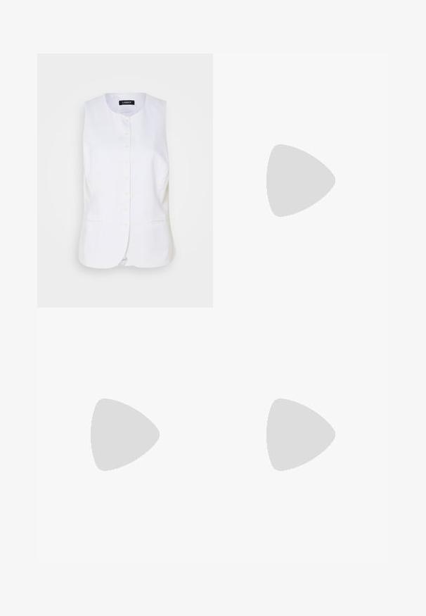 Gilet en lin blanc avec un col rond, fermeture à boutons sur le devant et poches latérales. Coupe ajustée avec une texture lisse et un design minimal.; T-shirt blanc à manches courtes, col rond, coupe décontractée, en tissu de coton doux. Texture lisse, sans motifs ni logos.; Jeans en denim à jambes larges bleu foncé, avec une taille haute, un design à cinq poches et des coutures contrastées. Tissu classique et durable.; Chaussure plate en cuir beige avec un bout pointu, un accent de boucle sur le côté et une semelle noire basse. Texture lisse et design minimaliste.