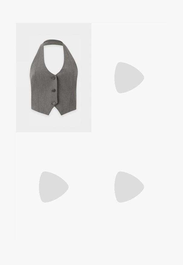 Gilet gris sans manches à col halter avec trois boutons noirs sur le devant et un ourlet pointu sur fond blanc.; Chemise noire à manches longues avec deux poches à rabat sur la poitrine et un col pointu, coupe cintrée, sur fond blanc.; Jeans noirs évasés avec une finition délavée ; ornés de motifs floraux brodés en noir à l'ourlet ; tissu en denim à texture lisse.; Jambes portant des leggings côtelés foncés associés à des ballerines noires avec de petits détails en nœud sur fond blanc.