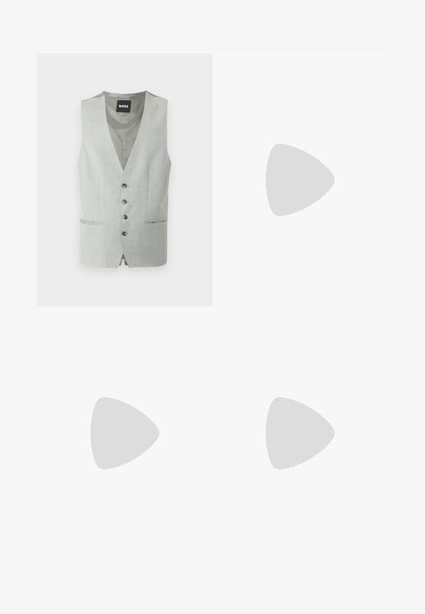 Gilet formel pour hommes gris clair avec quatre boutons, deux poches avant et une doublure intérieure à motifs étiquetée "BOSS".; Chemise blanche à manches longues avec col pointu et patte de boutonnage cachée, présentée sur un fond clair uni.; Pantalon homme slim gris clair avec fermeture à boutons et passants de ceinture, présenté sur fond blanc.; Mocassins en cuir noir avec une texture lisse, un nez pointu et un petit talon rectangulaire. Présente un détail de bande horizontale sur le dessus.