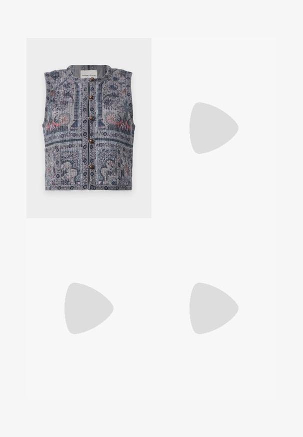Καπιτονέ γιλέκο σε μπλε και γκρι χρώμα με περίπλοκα λουλούδια και γεωμετρικά σχέδια. Διαθέτει στρογγυλή λαιμόκοψη και πέντε καφέ κουμπιά μπροστά.; Λευκό πουκάμισο με κάθετες μαύρες ρίγες, μακριά μανίκια, κλασικό γιακά και ευθεία κάτω άκρη. Φτιαγμένο από ελαφρύ ύφασμα.; Μαύρο τζιν με φαρδύ πόδι κατασκευασμένο από denim. Διαθέτει ψηλή μέση, μπροστινές τσέπες και κούμπωμα με κουμπί. Χωρίς ορατά σχέδια ή διακοσμήσεις.; Μαύρο δερμάτινο μποτάκι αστραγάλου με μυτερή μύτη και χαμηλό τακούνι τύπου kitten heel, εμφανίζεται σε γωνία μπροστά σε γυαλισμένο πάτωμα και τοίχο από γυάλινους τούβλους.