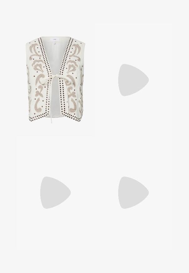 Wit mouwloos vest met bruine studs details en geborduurde bloemenpatronen, met een striksluiting aan de voorkant en een open voorkant.; Wit T-shirt met korte mouwen, een ronde hals en een relaxte pasvorm. Gemaakt van zachte stof met een gladde textuur en een minimalistisch ontwerp.; Rode, enkellange rok met elastische tailleband en lichtgewicht gestructureerde stof, getoond op een effen achtergrond.; Donkerbruine open-toe slidesandaal met vierkante neus en brede band, rustend op grijs asfalt nabij betegeld voetpad.