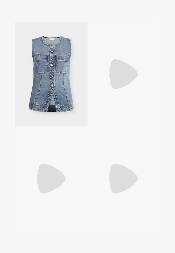 Veste en jean bleue sans manches avec fermeture boutonnée sur le devant, deux poches poitrine, col rond et détails de couture discrets.; T-shirt blanc à manches courtes avec un col rond superposé et un petit emblème doré sur la poitrine gauche.; Jean droit bleu marine avec poches avant, fermeture à bouton et coutures contrastantes visibles sur un fond clair uni.; Escarpins slingback en cuir noir avec bout pointu, design ajouré et bride ajustable ornée de ferrures métalliques.