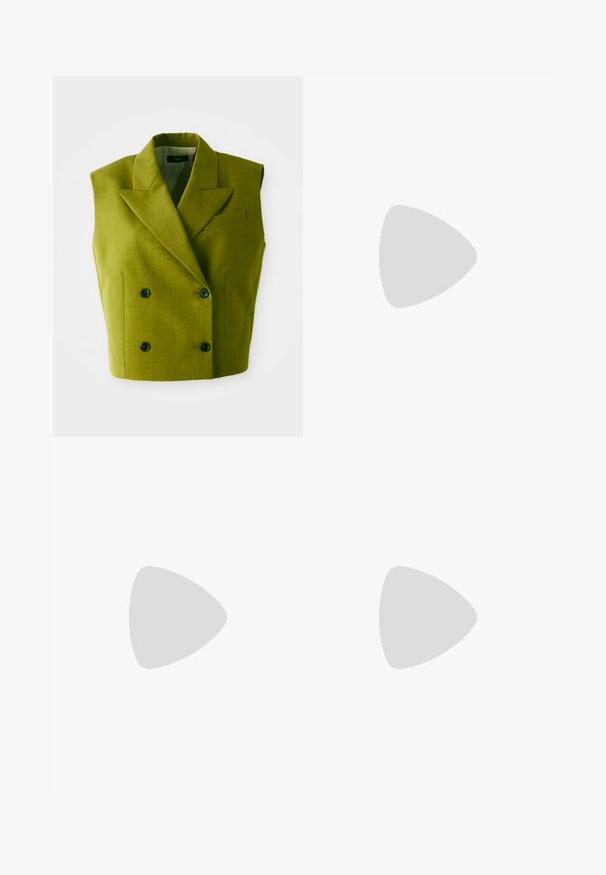 Sømløs dobbeltbrystet olivengrøn blazer med spidse lapeller og fire sorte knapper på hvid baggrund.; A.W.A.K.E. MODE LONG SLEEVE WITH CUT OUT DETAIL - Langærmet T-shirt - terracotta; Hvide lige bukser med knap- og lynlåslukning, bæltestropper og forlommer, præsenteret på en ensfarvet hvid baggrund.; Elleme CHOUCHOU SQUARE LOAFER - Loafers - white