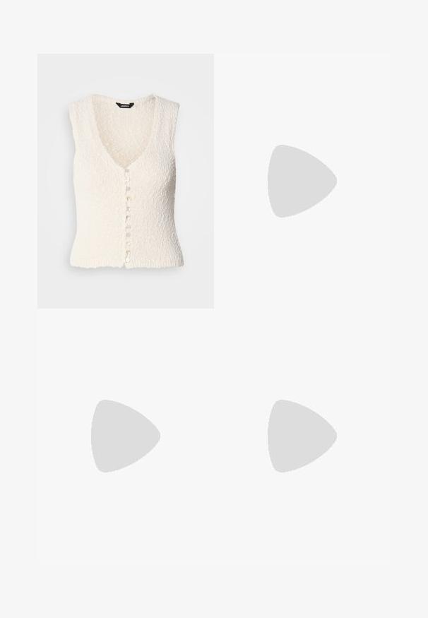 Gilet en tricot sans manches blanc avec un col en V et un tissu texturé. Il présente une fermeture à bouton avec des boutons ronds de couleur claire.; Blouse blanche à manches longues avec col mao, patte de boutonnage dissimulée, fines rayures verticales et poignets à volants, présentée sur un fond uni.; Pantalons à jambes larges vert olive en tissu lisse, dotés d'une taille haute, de plis sur le devant et de poches latérales pour plus de fonctionnalité.; Ballerines en daim beige de style Mary Jane avec un bout pointu et une seule sangle réglable dotée d'une boucle en métal argenté. Semelle plate noire.