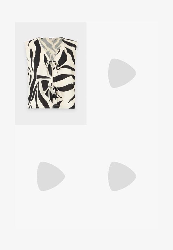 Top sem mangas com estampa de zebra preto e branco, decote em V e dois fechos de atar na frente.; Vestido preto sem mangas com decote quadrado, corpete ajustado e saia rodada e godê; textura suave e cor sólida.; Pernas vestindo leggings escuros canelados combinados com sapatilhas pretas com pequenos detalhes de laço sobre um fundo branco.; Mala de mão em pele branca trançada com pega arredondada e extremidades da alça em nó, exibida contra um fundo simples.
