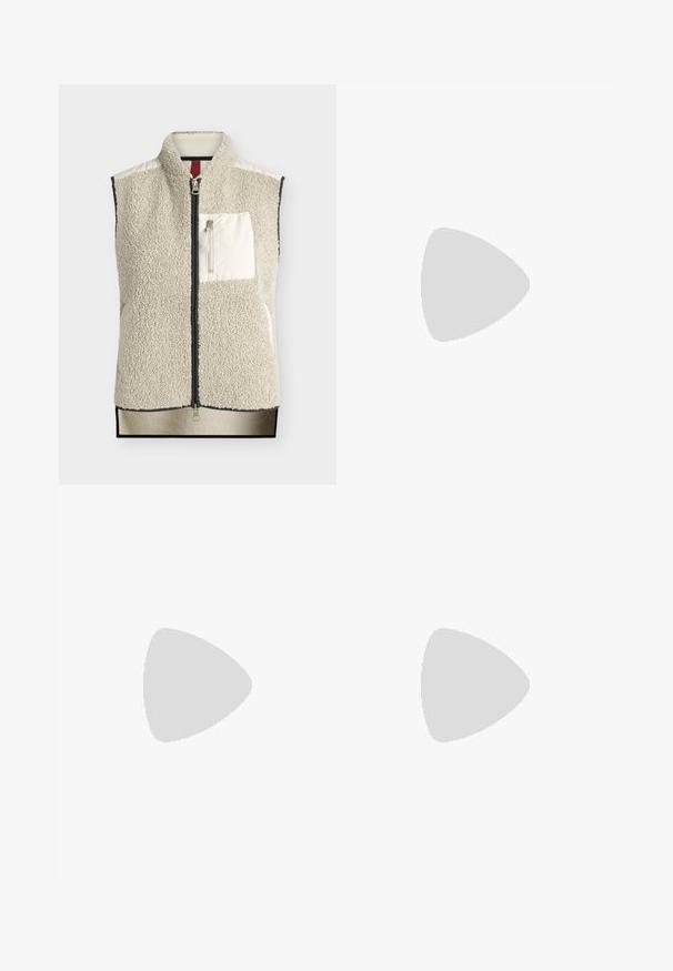 Veste sans manches beige en polaire sherpa avec fermeture éclair à l'avant, col montant et poche poitrine zippée avec panneau en tissu lisse.; Pull en tricot beige à manches longues avec poignets et ourlet côtelés, portant le logo "Calvin Klein" noir sur la poitrine.; Pantalons larges blancs avec une taille élastique arborant un logo Calvin Klein en contraste. Fabriqués à partir d'un tissu lisse, ils offrent une coupe décontractée.; Botte de cheville en cuir noir avec un bout pointu, un talon carré et une sangle avec un détail de logo métallique. Texture lisse et design minimaliste.