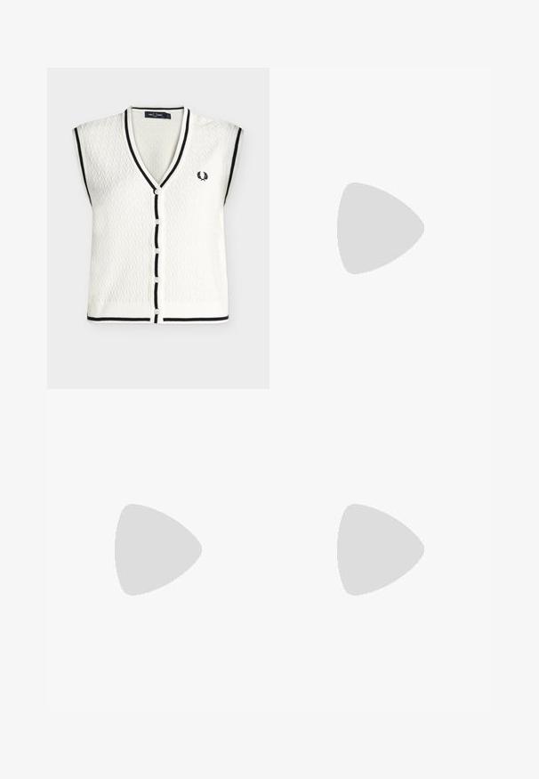 Gilet en maille blanc sans manches avec bordures noires au col en V, patte de boutonnage, emmanchures et ourlet, avec un petit logo laurier noir brodé.; Chemisier court à manches longues avec des rayures verticales marron et blanches, devant boutonné, col et poche poitrine.; Pantalon large noir à fines rayures blanches, avec passants de ceinture, poches avant et fermeture avant dissimulée.; Mocassin en cuir noir avec un petit talon, un bout arrondi et des détails cousus sur un fond neutre.
