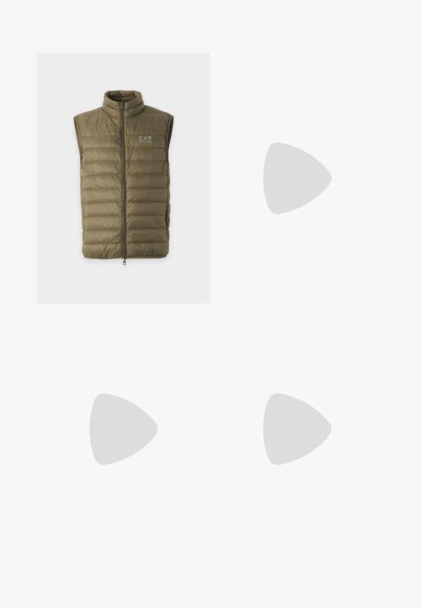 Chaleco acolchado sin mangas de color verde oliva con cuello alto, cremallera frontal y logo EA7 Emporio Armani en el pecho izquierdo.; Camiseta negra de manga corta con cuello redondo, con un sutil logo de águila en relieve en el pecho y una etiqueta de marca dentro del cuello.; Vaqueros de denim azul con un corte relajado, que presentan parches desgastados y decoloración. Tienen bolsillos estándar y acentos de costura visibles.; Zapatilla blanca de cuero con parte superior texturizada, punta redondeada, suela blanca plana y cordones tonales. Marca sutil en la lengüeta.