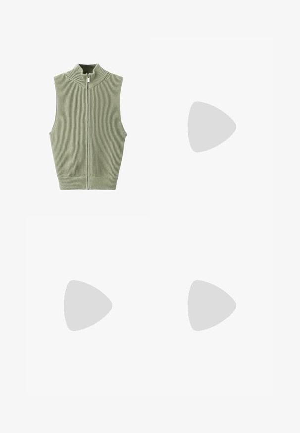 Veste sans manches en maille côtelée vert sauge avec col montant et fermeture éclair à l'avant, posée à plat sur un fond blanc.; Chemise à manches longues bleu clair à boutons, avec de fines rayures blanches verticales et manches retroussées, présentée sur un fond blanc.; Jean bleu taille haute à jambes droites, cinq poches, fermeture par boutons et légère décoloration subtile sur l'avant des cuisses.; Baskets en daim noir avec trois bandes blanches, semelle en caoutchouc beige, et un petit logo doré sur le côté. Dotées d'une doublure intérieure noire lisse.