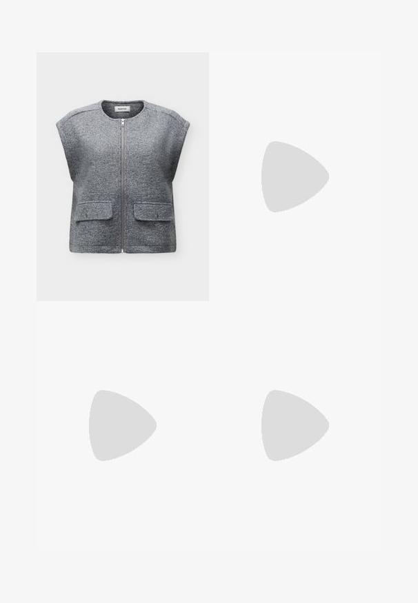 Veste sans manches en laine texturée grise avec fermeture éclair devant et deux poches à rabat avec boutons-pression, col rond, présentée à plat sur fond blanc.; T-shirt gris clair à manches longues et col rond, au design simple, présenté sur fond blanc. Aucun logo ni motif visible.; Jean en denim bleu foncé, taille haute et jambes larges, avec poches avant et passants de ceinture sur fond blanc.; Bottine en cuir noir à bout pointu, texture lisse et talon bloc structuré. Elle se distingue par un design de revers haut et plié.