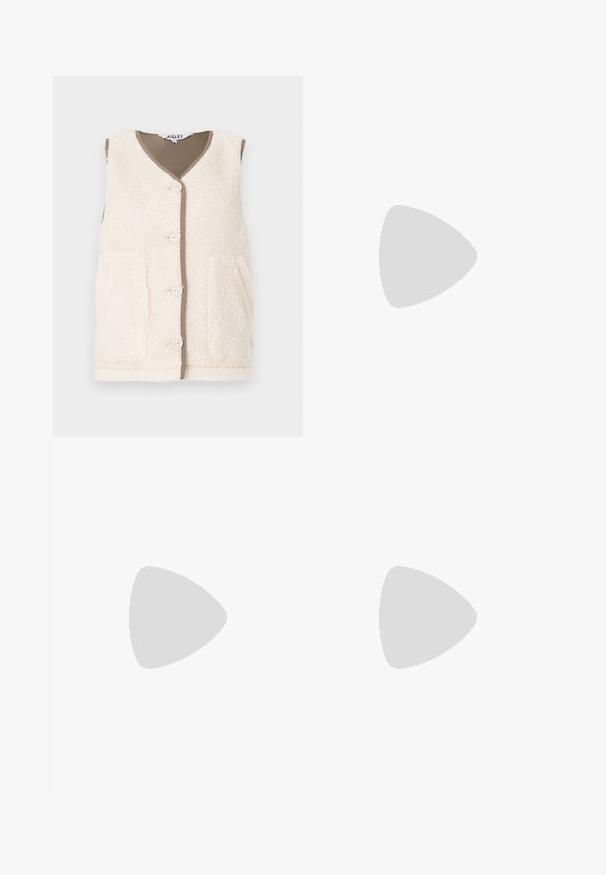 Gilet en polaire couleur crème avec un col en V, quatre boutons et deux poches avant. Accentué d'une doublure marron contrastante. Surface douce et texturée.; T-shirt à manches courtes rose clair en tissu côtelé, avec un col rond et une coupe décontractée. Design simple et sans couture.; Pantalons larges en vert olive en tissu texturé avec un devant plat, des passants de ceinture et des poches latérales, offrant une coupe ajustée et des lignes épurées.; Mocassins en cuir beige avec des détails brodés, une semelle noire plate et un bout arrondi. Design minimaliste sans quincaillerie ou accents visibles.