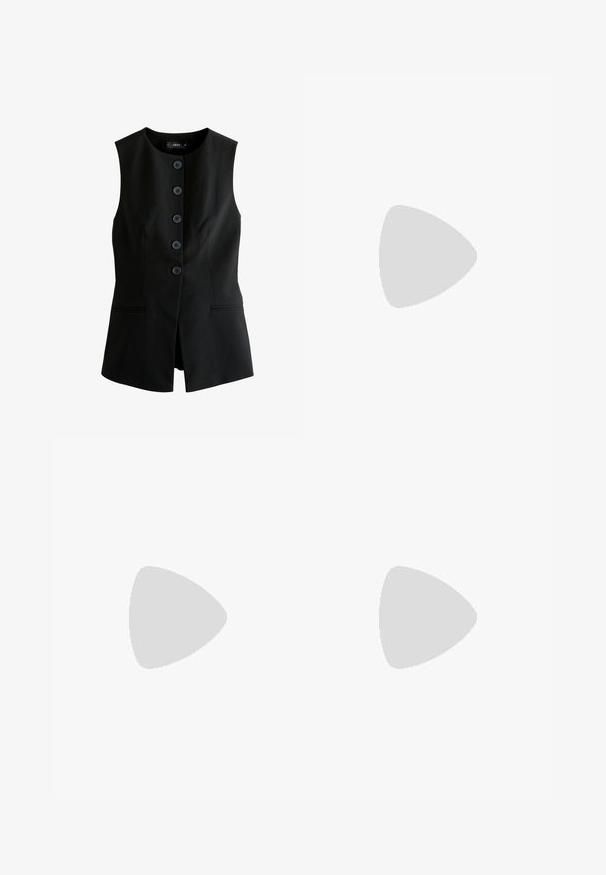 Gilet noir sans manches à boutons, encolure ronde et deux poches horizontales devant, coupe ajustée.; Blouse en dentelle noire avec un ourlet festonné et des manches courtes. Présente un col haut et une fermeture à boutons. Motif floral complexe sur l'ensemble.; Pantalons larges noirs en tissu lisse, avec une taille haute, des plis et une coupe cintrée. Pas de quincaillerie ou de motifs visibles.; Bottes de moto en cuir noir avec un long empiècement, le laçage sur le devant, un bout arrondi et un talon bas. Texture lisse et design épuré.